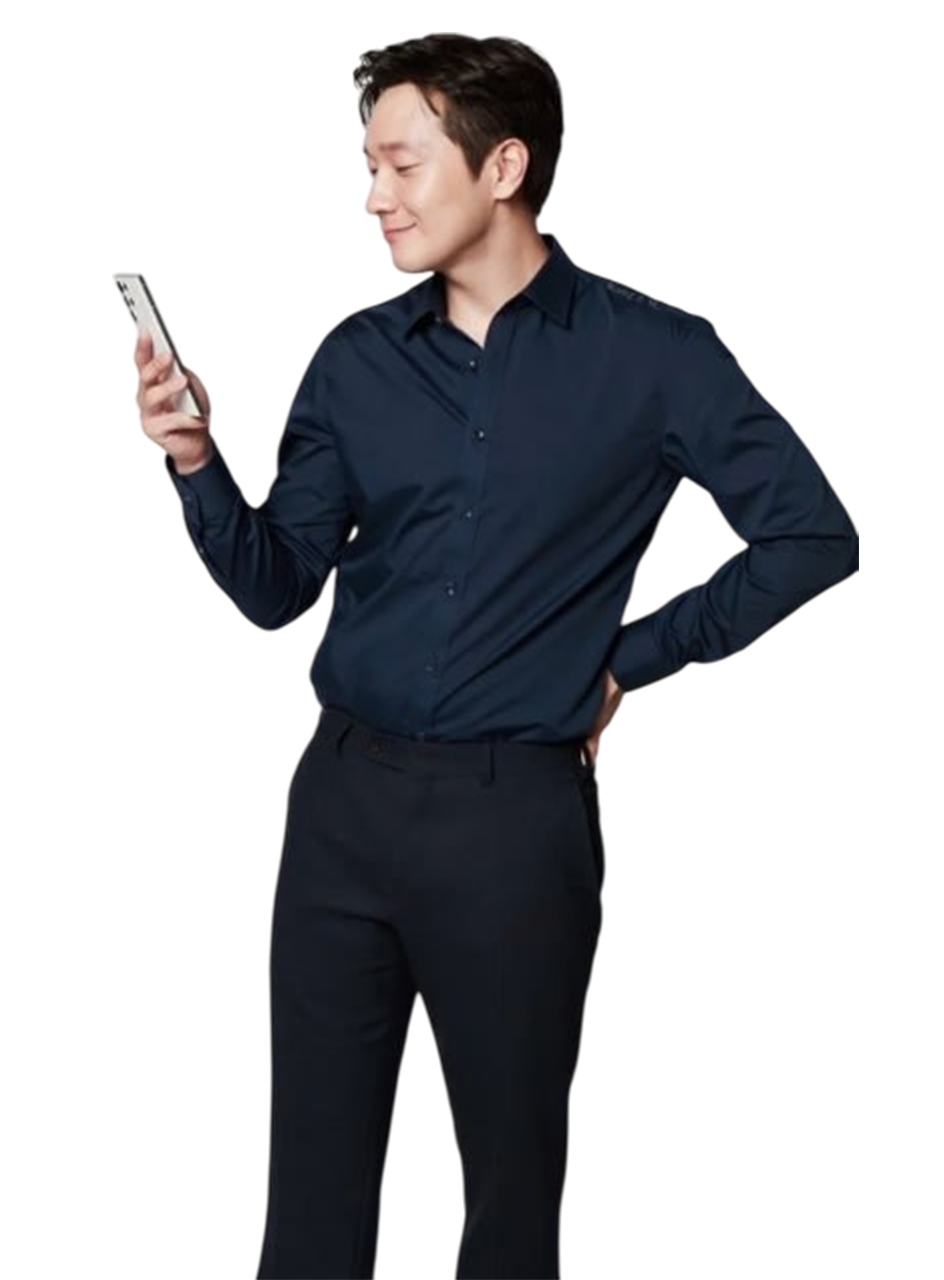 A young man using his mobile to sign up with Deriv - a global online trading broker